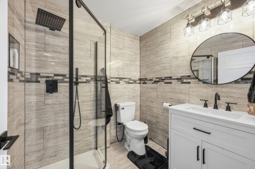 9031 133 Avenue, Edmonton, AB - Indoor Photo Showing Bathroom