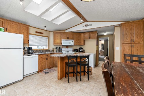 3 Sunset Boulevard, Spruce Grove, AB - Indoor Photo Showing Kitchen