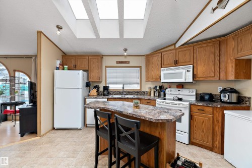 3 Sunset Boulevard, Spruce Grove, AB - Indoor Photo Showing Kitchen With Double Sink