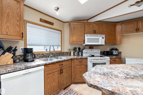 3 Sunset Boulevard, Spruce Grove, AB - Indoor Photo Showing Kitchen With Double Sink