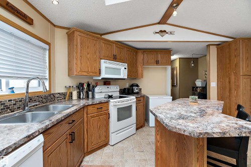 3 Sunset Boulevard, Spruce Grove, AB - Indoor Photo Showing Kitchen With Double Sink