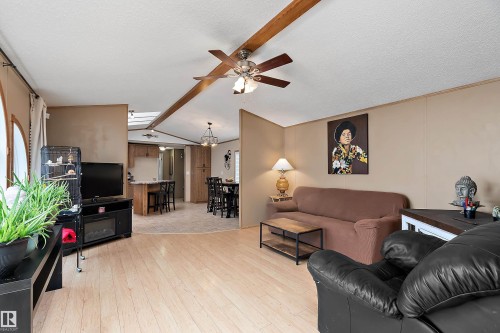 3 Sunset Boulevard, Spruce Grove, AB - Indoor Photo Showing Living Room