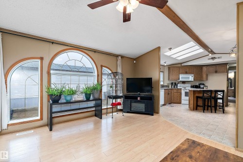3 Sunset Boulevard, Spruce Grove, AB - Indoor Photo Showing Living Room