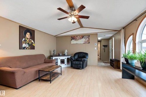 3 Sunset Boulevard, Spruce Grove, AB - Indoor Photo Showing Living Room