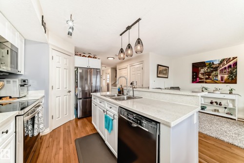 2 Hartwick Loop, Spruce Grove, AB - Indoor Photo Showing Kitchen With Double Sink With Upgraded Kitchen