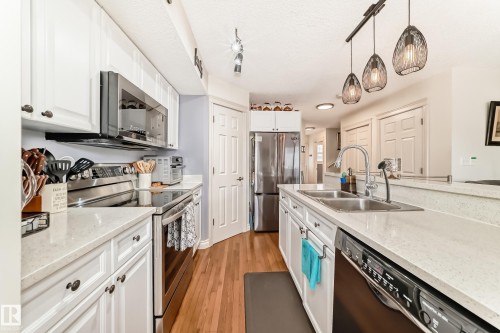 2 Hartwick Loop, Spruce Grove, AB - Indoor Photo Showing Kitchen With Double Sink With Upgraded Kitchen