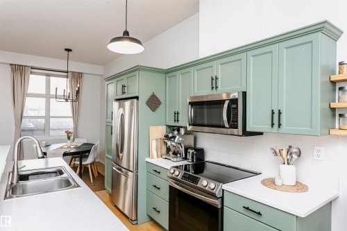 503 9503 101 Avenue, Edmonton, AB - Indoor Photo Showing Kitchen With Double Sink With Upgraded Kitchen