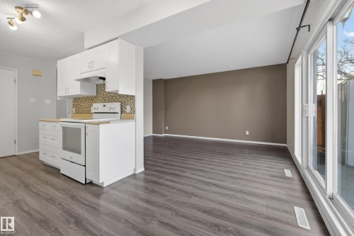 E 16315 89 Avenue, Edmonton, AB - Indoor Photo Showing Kitchen