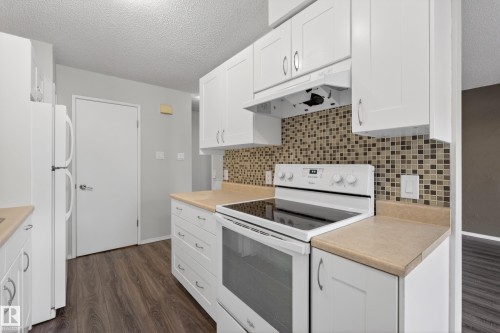 E 16315 89 Avenue, Edmonton, AB - Indoor Photo Showing Kitchen
