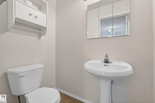 E 16315 89 Avenue, Edmonton, AB - Indoor Photo Showing Bathroom