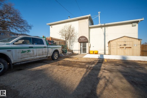 E 16315 89 Avenue  Edmonton, AB T5R 4S1