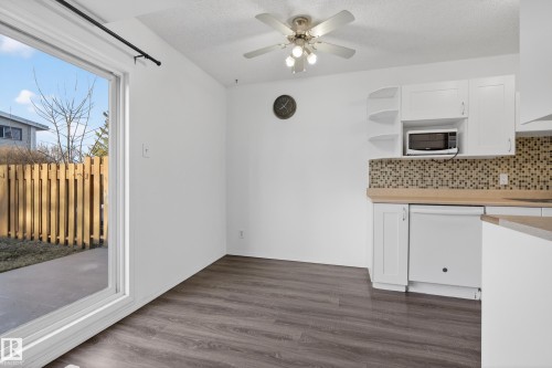 E 16315 89 Avenue, Edmonton, AB - Indoor Photo Showing Kitchen