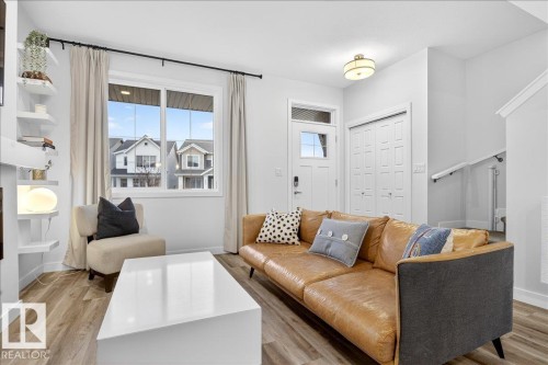 535 Paterson Way, Edmonton, AB - Indoor Photo Showing Living Room