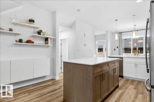 535 Paterson Way, Edmonton, AB - Indoor Photo Showing Kitchen