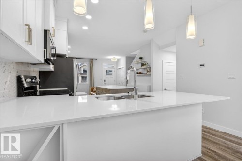 535 Paterson Way, Edmonton, AB - Indoor Photo Showing Kitchen With Double Sink