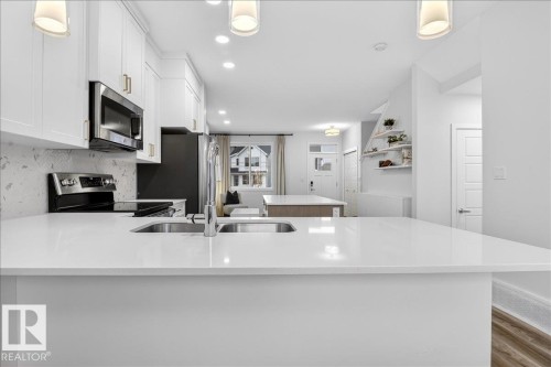 535 Paterson Way, Edmonton, AB - Indoor Photo Showing Kitchen With Double Sink With Upgraded Kitchen