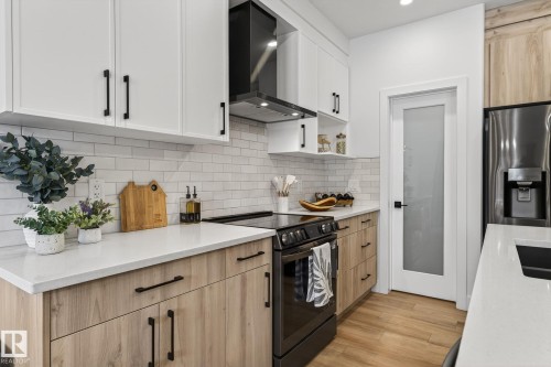 127 Hilton Cove, Spruce Grove, AB - Indoor Photo Showing Kitchen With Upgraded Kitchen