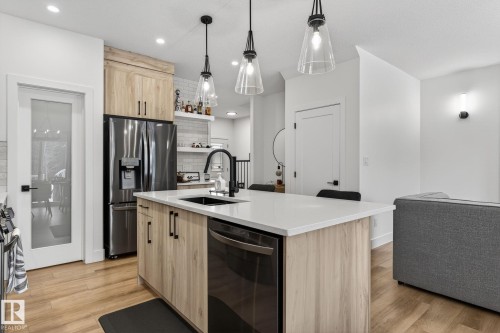 127 Hilton Cove, Spruce Grove, AB - Indoor Photo Showing Kitchen With Upgraded Kitchen