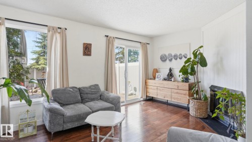 36 10453 20 Avenue, Edmonton, AB - Indoor Photo Showing Living Room