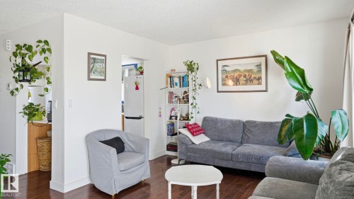 36 10453 20 Avenue, Edmonton, AB - Indoor Photo Showing Living Room