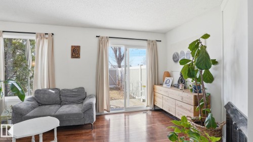 36 10453 20 Avenue, Edmonton, AB - Indoor Photo Showing Living Room