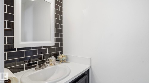 36 10453 20 Avenue, Edmonton, AB - Indoor Photo Showing Bathroom