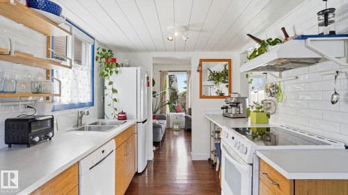 36 10453 20 Avenue, Edmonton, AB - Indoor Photo Showing Kitchen With Double Sink