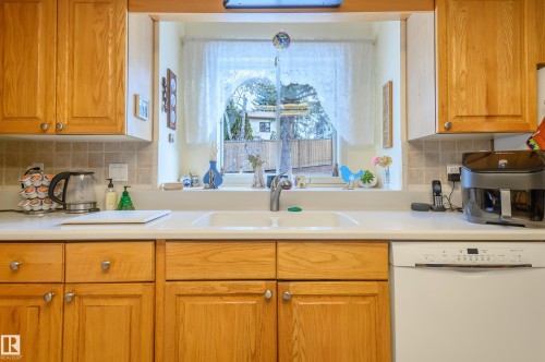 45 Wimbleton Crescent, St. Albert, AB - Indoor Photo Showing Kitchen With Double Sink