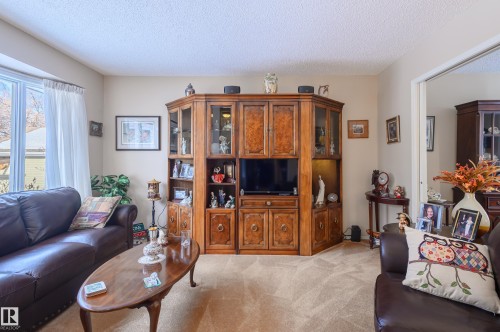 45 Wimbleton Crescent, St. Albert, AB - Indoor Photo Showing Living Room