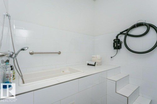 Dog wash room - 904 14105 West Block Drive, Edmonton, AB - Indoor Photo Showing Bathroom