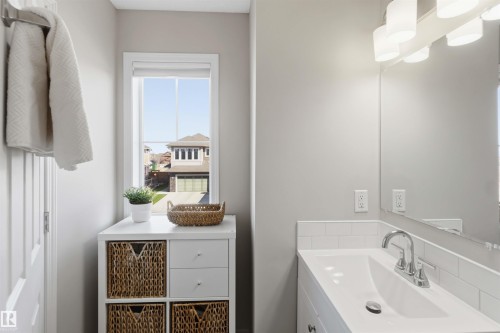 4750 Crabapple Run, Edmonton, AB - Indoor Photo Showing Bathroom