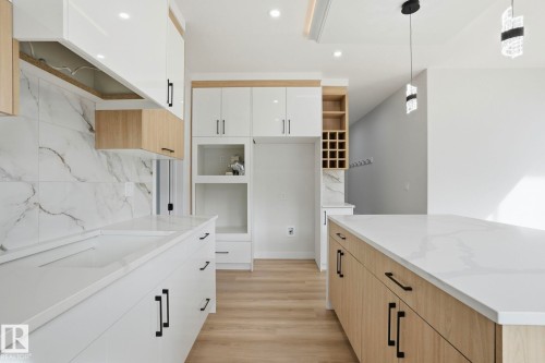 6716 Knox Crest Sw, Edmonton, AB - Indoor Photo Showing Kitchen