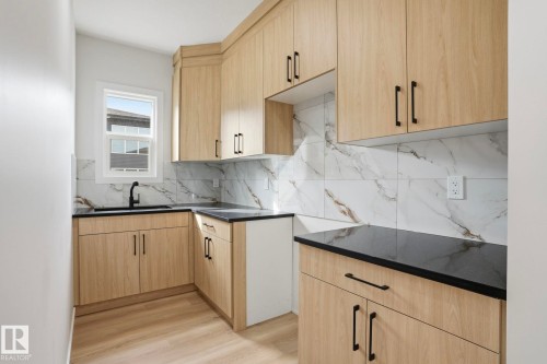 6716 Knox Crest Sw, Edmonton, AB - Indoor Photo Showing Kitchen