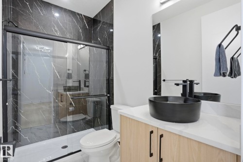 6716 Knox Crest Sw, Edmonton, AB - Indoor Photo Showing Bathroom
