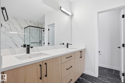 6716 Knox Crest Sw, Edmonton, AB - Indoor Photo Showing Bathroom