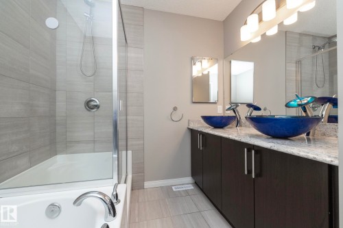 6938 23 Avenue, Edmonton, AB - Indoor Photo Showing Bathroom