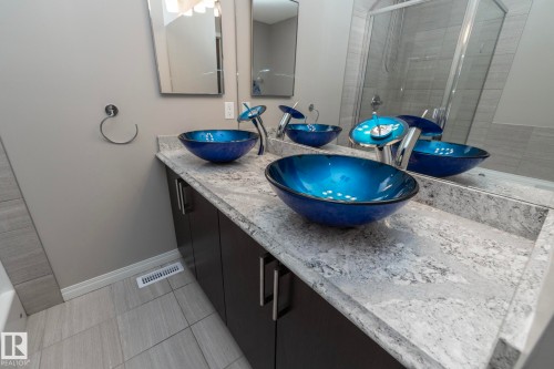 6938 23 Avenue, Edmonton, AB - Indoor Photo Showing Bathroom