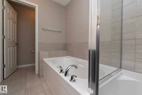 6938 23 Avenue, Edmonton, AB - Indoor Photo Showing Bathroom