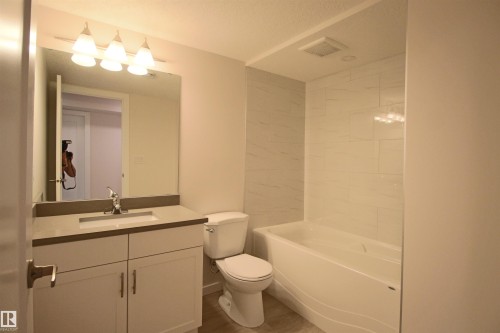 4830 32 Avenue, Edmonton, AB - Indoor Photo Showing Bathroom