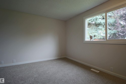 4830 32 Avenue, Edmonton, AB - Indoor Photo Showing Other Room