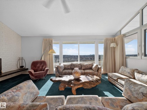 3642 Ada Boulevard, Edmonton, AB - Indoor Photo Showing Living Room