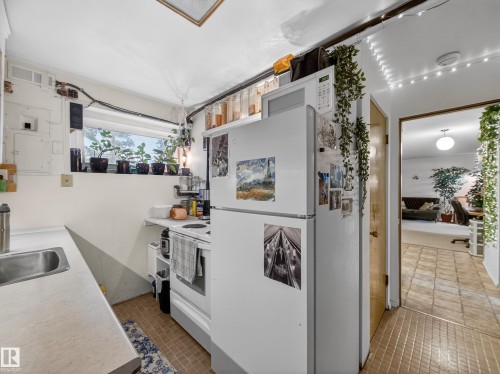3642 Ada Boulevard, Edmonton, AB - Indoor Photo Showing Kitchen