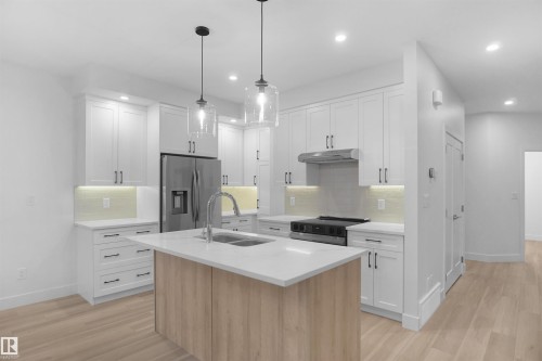 3050 Dixon Landing Landing, Edmonton, AB - Indoor Photo Showing Kitchen With Upgraded Kitchen