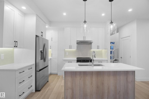 3050 Dixon Landing Landing, Edmonton, AB - Indoor Photo Showing Kitchen With Upgraded Kitchen