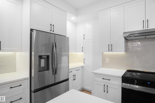 3050 Dixon Landing Landing, Edmonton, AB - Indoor Photo Showing Kitchen With Upgraded Kitchen