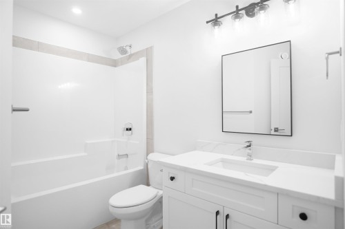 3050 Dixon Landing Landing, Edmonton, AB - Indoor Photo Showing Bathroom