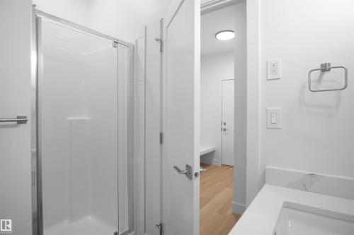 3050 Dixon Landing Landing, Edmonton, AB - Indoor Photo Showing Bathroom