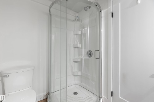 9326 80 Avenue, Edmonton, AB - Indoor Photo Showing Bathroom