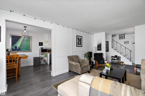 9326 80 Avenue, Edmonton, AB - Indoor Photo Showing Living Room