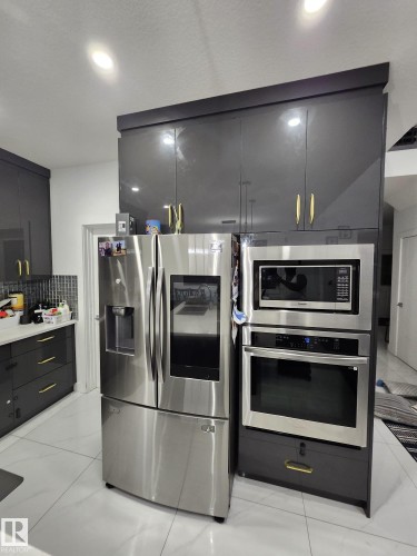 5306 Rue Eaglemont, Beaumont, AB - Indoor Photo Showing Kitchen